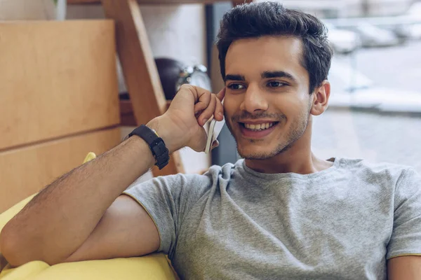 Homem Sorrindo Falando Smartphone Sala Estar — Fotografia de Stock