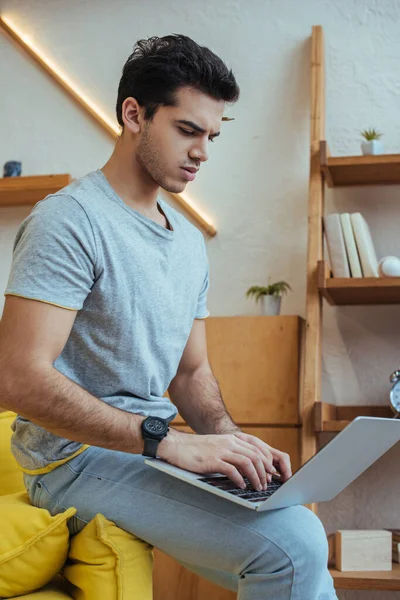 Koncentrált Szabadúszó Dolgozik Laptop Kanapén Nappaliban — Stock Fotó