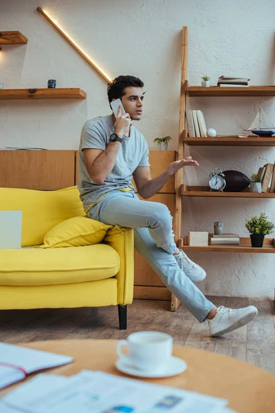 Fokus Selektif Freelancer Berbicara Smartphone Sofa Ruang Tamu — Stok Foto