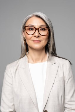 Gri gözlüklü çekici, kendine güvenen Asyalı iş kadını.