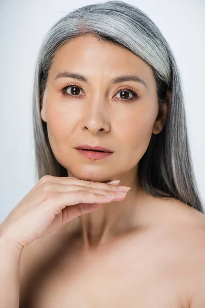 亚洲成年裸体女人 皮肤完美 灰白的头发与灰色隔离 — 图库照片