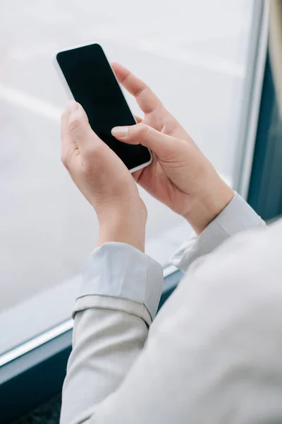 Ofisteki Pencerenin Yanında Boş Ekranlı Akıllı Telefon Kullanan Kadını Görüntüsü — Stok fotoğraf