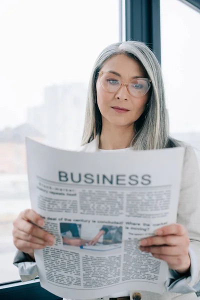 Αισιόδοξη Ασιάτισσα Επιχειρηματίας Που Διαβάζει Επιχειρηματική Εφημερίδα Στο Γραφείο — Φωτογραφία Αρχείου