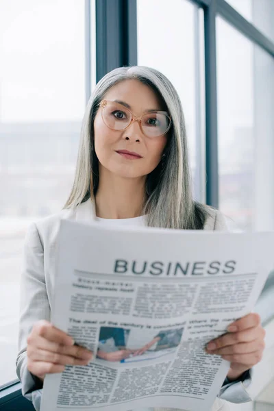 Confiante Asiático Empresária Óculos Segurando Jornal Negócios Escritório — Fotografia de Stock