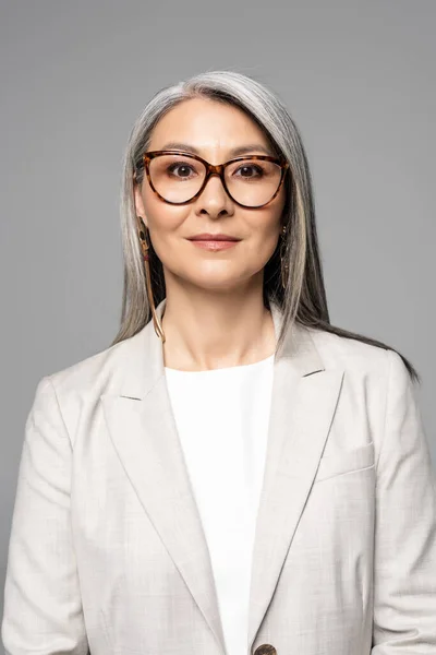 Atrakcyjny Pewny Azji Bizneswoman Okulary Odizolowane Szary — Zdjęcie stockowe