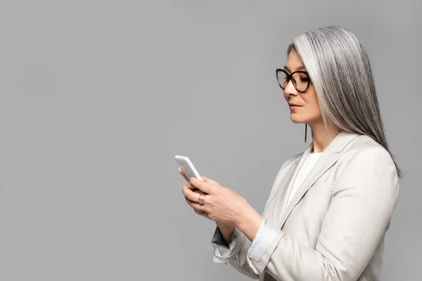 Bela Ásia Empresária Óculos Com Cabelos Grisalhos Falando Smartphone Isolado — Fotografia de Stock