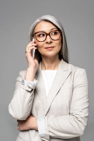 Profissional Asiático Empresária Óculos Com Cabelos Grisalhos Falando Smartphone Isolado — Fotografia de Stock