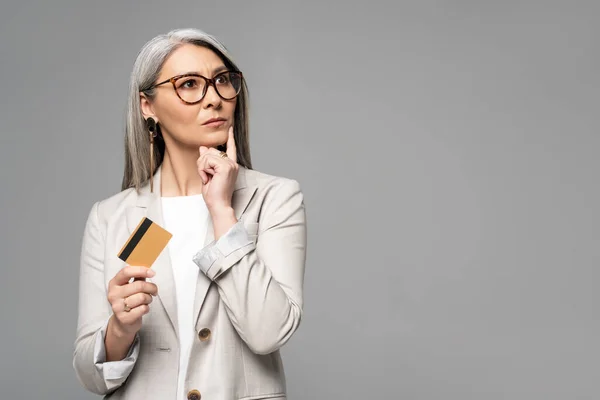 Hermosa Reflexiva Asiática Mujer Negocios Con Pelo Gris Celebración Tarjeta —  Fotos de Stock