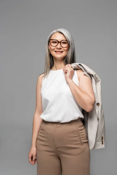 Hermosa Sonriente Asiático Mujer Negocios Gafas Aislado Gris —  Fotos de Stock