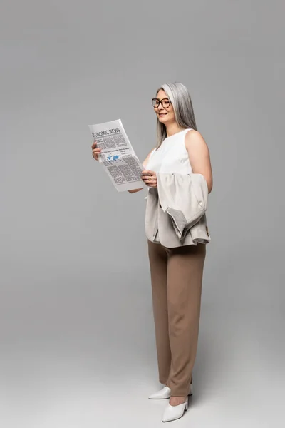 Atractivo Asiático Mujer Negocios Gafas Lectura Negocios Periódico Gris —  Fotos de Stock