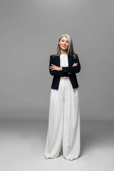 Confident Asian Businesswoman Grey Hair Crossed Arms Grey — Stock Photo, Image