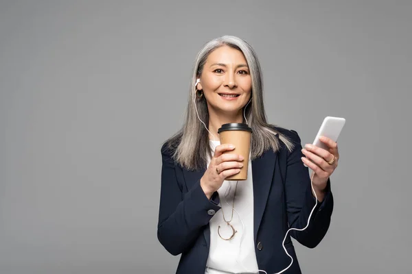 Emotionell Asiatisk Affärskvinna Med Kaffe För Att Lyssna Musik Med — Stockfoto