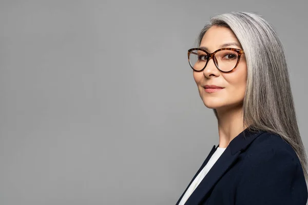 Elegante Asiático Empresária Com Cinza Cabelo Óculos Isolado Cinza — Fotografia de Stock