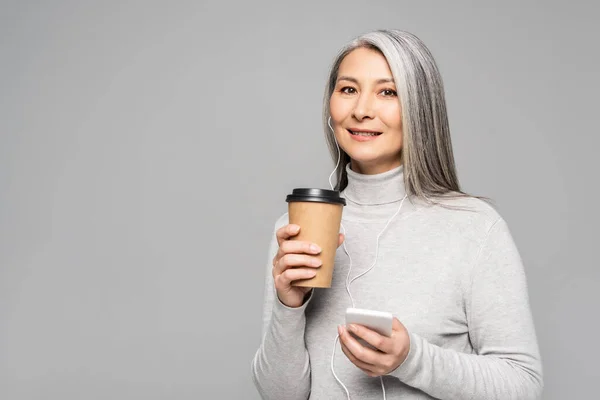 Šťastná Asijská Žena Roláku Kávou Jít Poslouchat Hudbu Sluchátky Smartphone — Stock fotografie