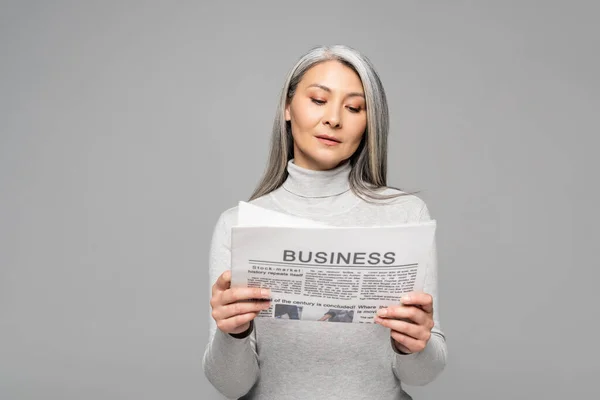 亚洲成年妇女 头戴高领 头戴灰发 阅读孤立于灰发之上的商业报纸 — 图库照片