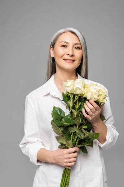 Adulto Atraente Asiático Mulher Com Cabelos Grisalhos Segurando Buquê Rosas — Fotografia de Stock