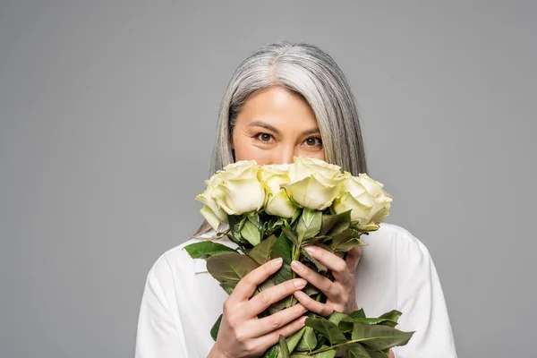 Позитивная Азиатская Женщина Седыми Волосами Держа Букет Белых Роз Перед — стоковое фото