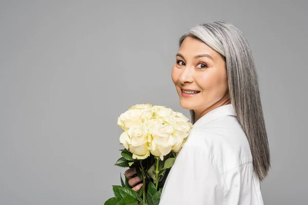 Adulto Felice Donna Asiatica Con Capelli Grigi Tenere Bouquet Rose — Foto Stock