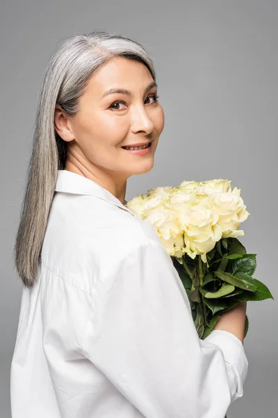 Adulto Asiático Mulher Com Cabelos Grisalhos Segurando Buquê Rosas Brancas — Fotografia de Stock