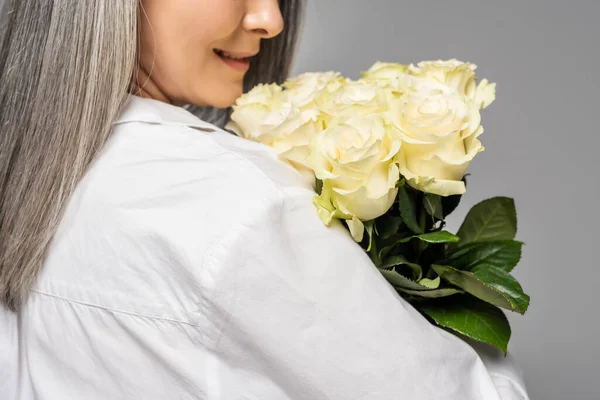 Обрізаний Вид Дорослу Жінку Сірим Волоссям Тримає Букет Білих Троянд — стокове фото