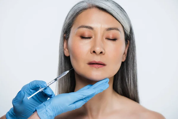 漂亮的裸体亚洲女人和医生 戴着乳胶手套 拿着注射器 用灰色隔离的漂亮注射器 — 图库照片
