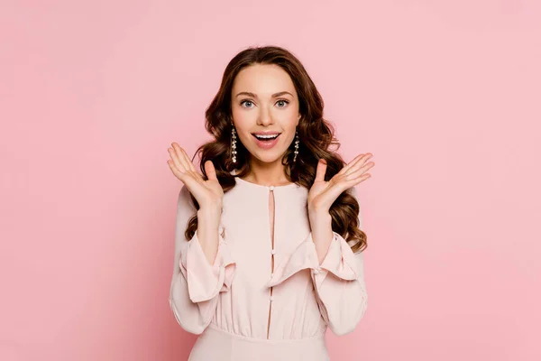 Ragazza Eccitata Con Bocca Aperta Gesticolando Isolato Rosa — Foto Stock