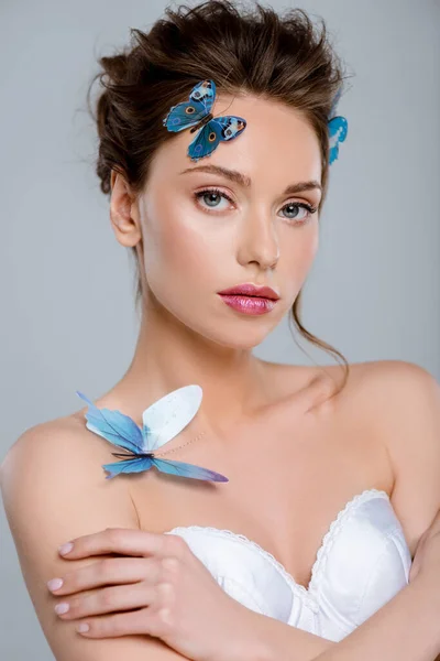 Hermosa Joven Con Mariposas Decorativas Cuerpo Aislado Gris — Foto de Stock