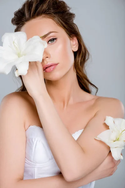 Jovem Mulher Cobrindo Rosto Com Flor Branca Florescendo Isolado Cinza — Fotografia de Stock