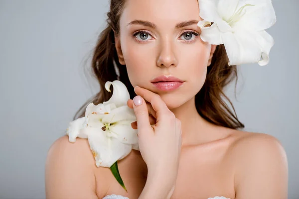 Vita Blommande Blommor Nära Vacker Kvinna Röra Ansiktet Isolerad Grå — Stockfoto