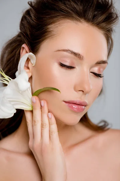 Mulher Atraente Com Olhos Fechados Segurando Flor Branca Isolada Cinza — Fotografia de Stock