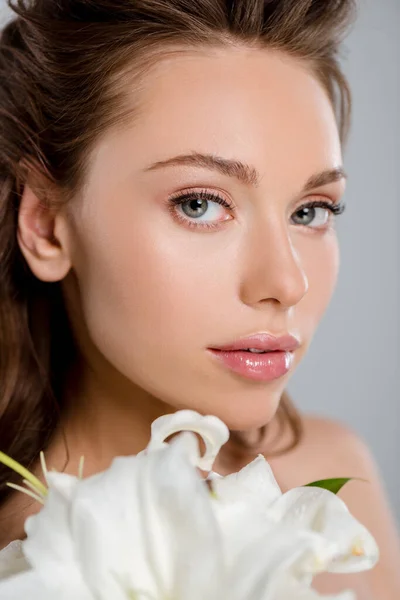 Enfoque Selectivo Mujer Atractiva Cerca Flor Blanca Aislada Gris —  Fotos de Stock