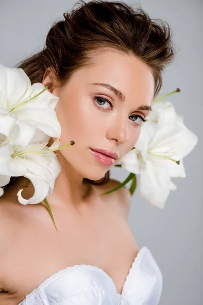 Atrakcyjna Kobieta Pobliżu Białe Kwitnące Kwiaty Odizolowane Szarości — Zdjęcie stockowe