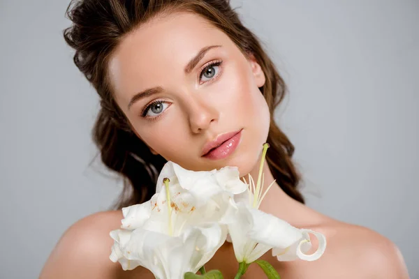 Joven Mujer Bonita Mirando Cámara Cerca Flores Blancas Aisladas Gris — Foto de Stock