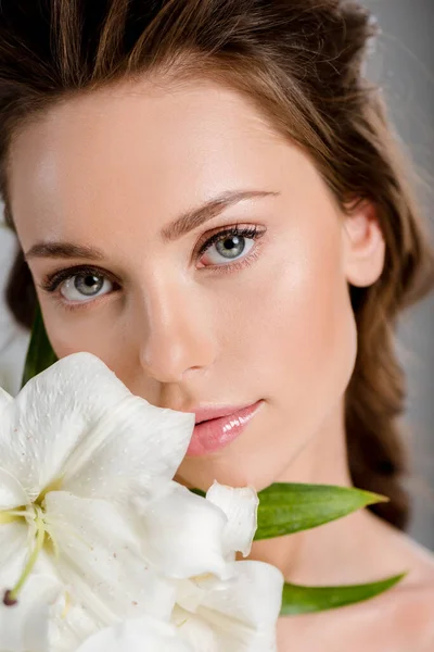 Hübsche Frau Blickt Die Kamera Neben Weißen Blumen — Stockfoto