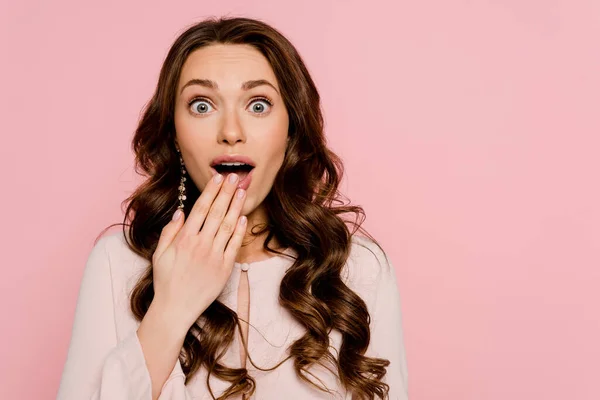 Schockierte Frau Bedeckt Mund Isoliert Auf Rosa — Stockfoto