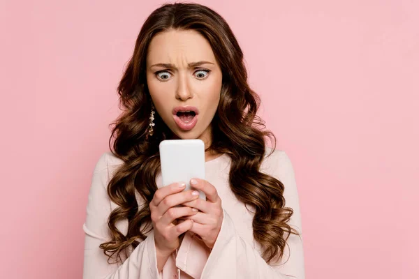 Chica Sorprendida Mirando Teléfono Inteligente Aislado Rosa —  Fotos de Stock