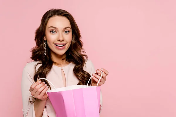 Щаслива Молода Жінка Тримає Сумку Покупок Ізольована Рожевому — стокове фото