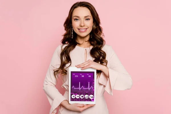 Alegre Joven Mujer Sosteniendo Tableta Digital Con Ritmo Cardíaco Pantalla — Foto de Stock