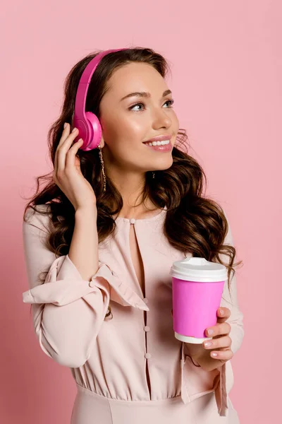 Chica Feliz Escuchando Música Auriculares Inalámbricos Sosteniendo Taza Papel Rosa — Foto de Stock