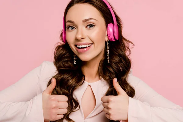 Alegre Chica Escuchando Música Auriculares Inalámbricos Mostrando Los Pulgares Hacia — Foto de Stock