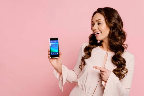 Alegre Chica Apuntando Con Dedo Teléfono Inteligente Con Reserva Pantalla — Foto de Stock