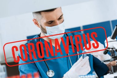 Tıbbi maskeli genç bir doktor ve plastik eldivenli. Elinde ilaç dolu cam kap, koronavirüs çizimi var.