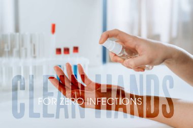 Doktorun test tüplerinin yakınına antiseptik sıktığı görüntüler, sıfır enfeksiyon illüstrasyonu için temiz eller.