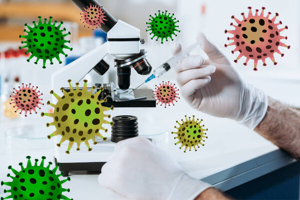 обрезанный вид ученого в латексных перчатках, держащих шприц возле микроскопа, иллюстрация бактерий
