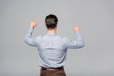Gri üzerine izole edilmiş parmakları olan işadamlarının arka plan görüntüsü 