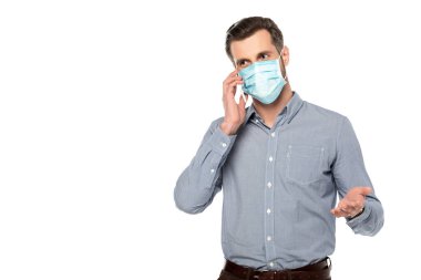 Medikal maskeli bir işadamı, beyaz telefondan izole edilmiş bir şekilde konuşuyor. 