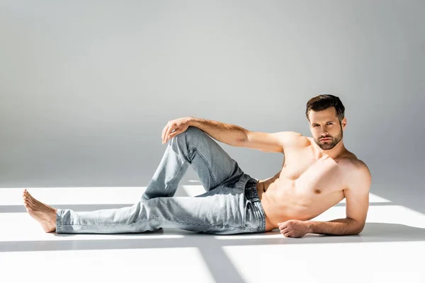 Hombre Guapo Mirando Cámara Gris Con Sombras — Foto de Stock