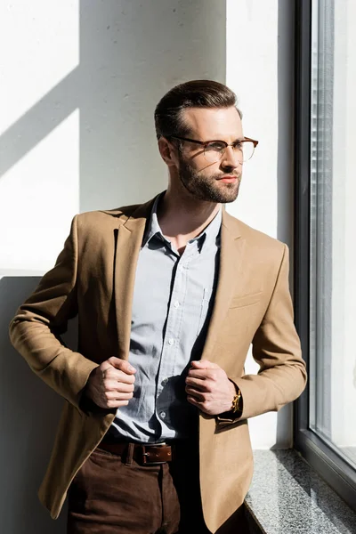 Homem Negócios Barbudo Olhando Para Janela Tocando Blazer — Fotografia de Stock