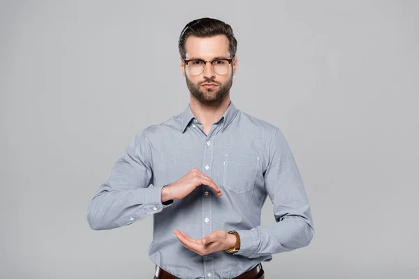 Bärtiger Mann Mit Brille Und Hemd Gestikuliert Vereinzelt Auf Grau — Stockfoto