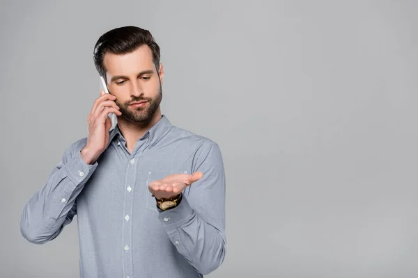 Homem Negócios Barbudo Apontando Com Mão Falando Smartphone Isolado Cinza — Fotografia de Stock